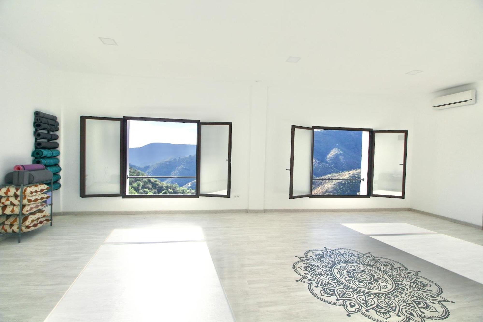 Trompetilla Montes De With Yoga And Villaer *